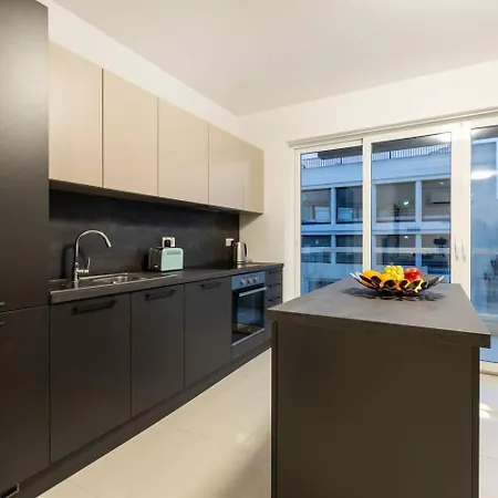 Beautiful Modern 2br *